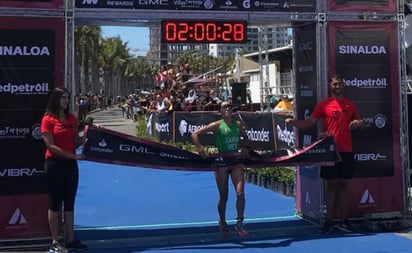 Rosa María Tapia y Aram Peñaflor se alzan ganadores en el Triatlón AsTri