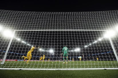 Realizará la UEFA un informe por el saludo nazi de aficionados del Barcelona en París