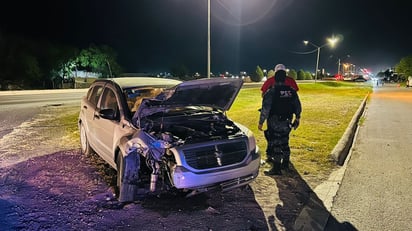 Conductor esquiva animal y choca contra poste en PN