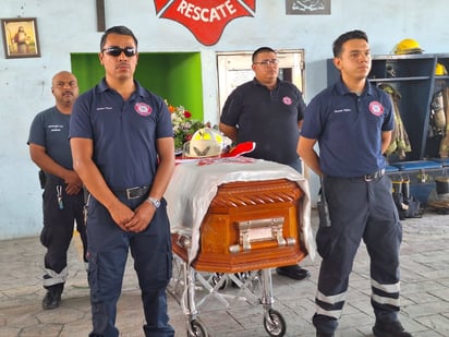 Bomberos despiden a elemento con cariño 