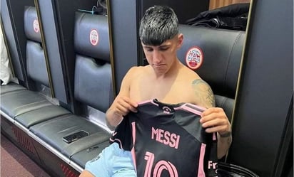 Alan Pulido presume quedarse con la camiseta de Lionel Messi