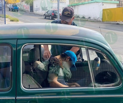 Joven ebrio se queda dormido en su auto y alarma a las autoridades