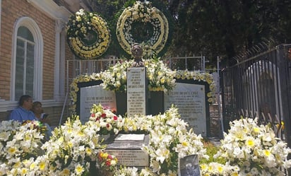 Entre música y flores, rinden homenaje a Pedro Infante en su 67 aniversario luctuoso