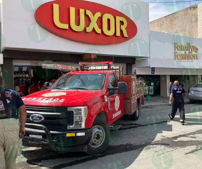 Zapatería Luxor de la Zona Centro de Monclova se incendia