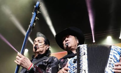 Concierto de Los Tigres del Norte se sale de control en Londres y fans terminan en el escenario