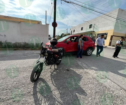 Motociclista termina lesionado tras ser derribado por una camioneta 