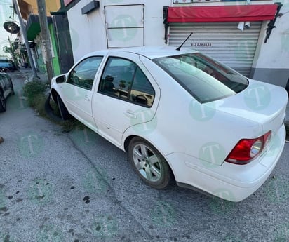 Conductor choca su auto contra un tubo