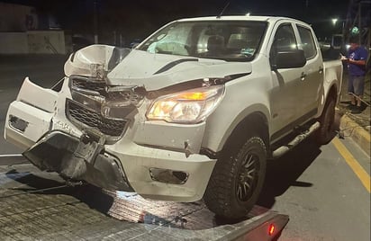 Ebrio jovencito destroza su camioneta y una luminaria en el bulevar