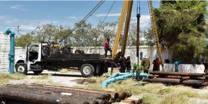 Simas Torreón está reparando una bomba en la colonia Magdalenas