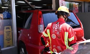 Mujer se mete con todo y camioneta al Oxxo; se equivocó de pedal