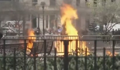 VIDEO: Hombre se prende fuego afuera del juicio penal contra Trump en NY