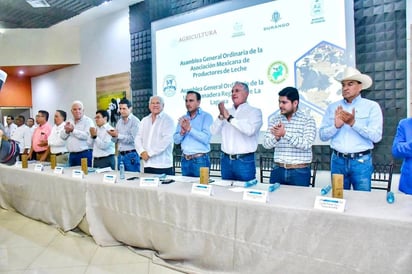  Gobernador y Alcalde se reúnen con productores de leche para impulsar el desarrollo económico de La Laguna