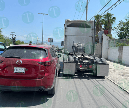 Tráiler impacta un automóvil en el Blvd. Ejército Mexicano