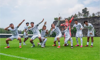 Jugadores de Pumas Sub-18 celebran como Cuauhtémoc Blanco en su triunfo contra América