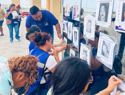 Familias Unidas protestan afuera de las oficinas de FGE