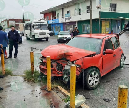 Dama resulta herida tras mayúsculo choque de auto contra camión