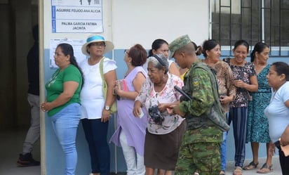 Tras celebrar referéndum, Ecuador reanuda este lunes apagones por crisis energética