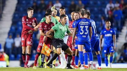 Cruz Azul protesta por polémica ante Atlas y un penal que no revisaron