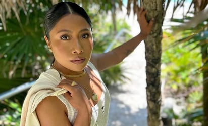 Yalitza Aparicio deslumbra con vestido lila de marca mexicana