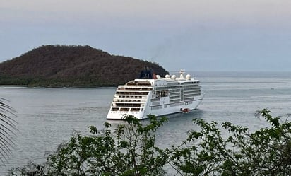 Crucero Europa 2 llega a puerto guerrerense con 811 personas a bordo