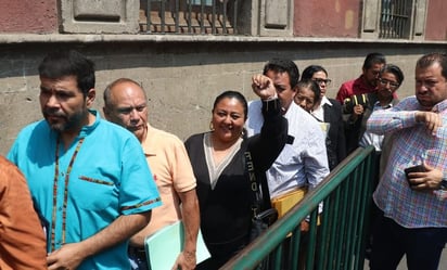 AMLO sostiene reunión en Palacio Nacional con gobernadores e integrantes de la CNTE