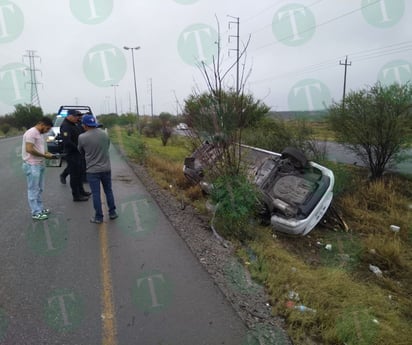 Taxista sale ileso de volcadura en el Carlos Salinas de Gortari 