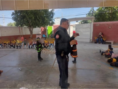 El Cuerpo de Bomberos visita el Jardín de Niños Sofía de Santiago en Torreón para fomentar la cultura de prevención