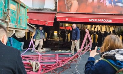 Se desploman las aspas del emblemático Moulin Rouge de París