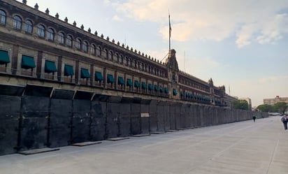 Caso Ayotzinapa: Blindan Palacio Nacional previo a movilización de familiares de los 43