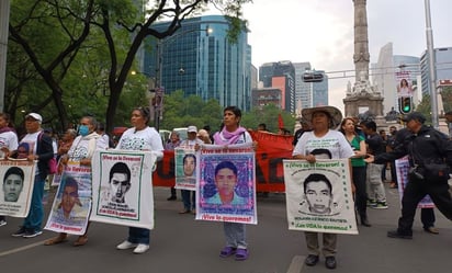 Padres de normalistas de Ayotzinapa marchan en la CDMX: Amagan con plantón frente a Palacio Nacional