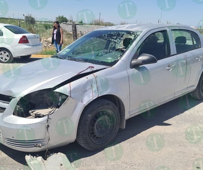 Jóvenes resultan gravemente heridos tras chocar su moto contra un auto