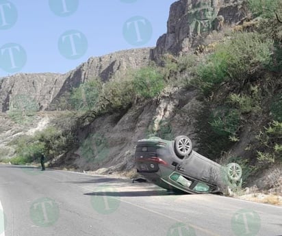 Dama sobrevive a una volcadura en el tramo Los cañones