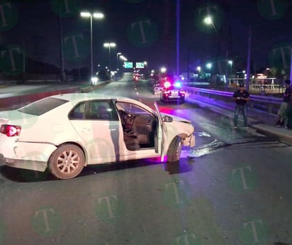 Encaja su 'nave' en los muros de contención de puente