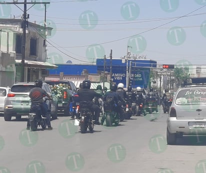 Viuda de motociclista acusa a policías de provocar muerte de su marido