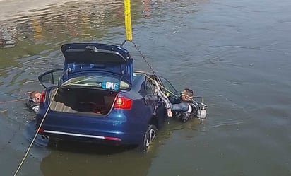 Fallecen 4 personas tras volcadura de auto en canal de aguas en Puebla