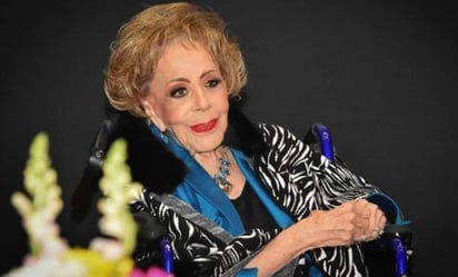 Entre empujones y mariachi, Silvia Pinal reaparece para ser homenajeada por 75 años de carrera