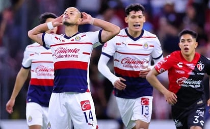 Chivas: 'Chicharito' se engancha con narrador de TUDN tras festejar la victoria frente al Atlas en el Clásico Tapatío