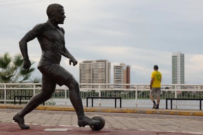 Retiran la estatua en homenaje a Dani Alves en su ciudad natal