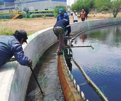 Calor intensifica olores de planta tratadora, la cual mantienen operando para evitarlo