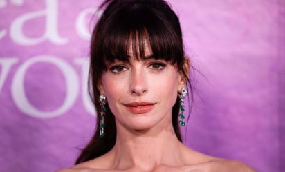 Anne Hathaway luce deslumbrante vestido rojo Versace