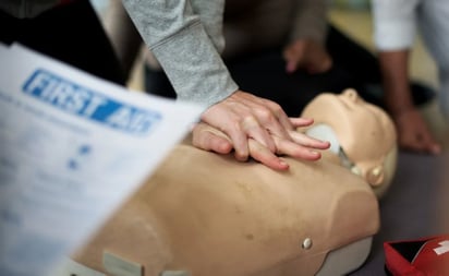 Reanimación cardiopulmonar junto con desfibrilación salvan la vida ante paro cardiaco