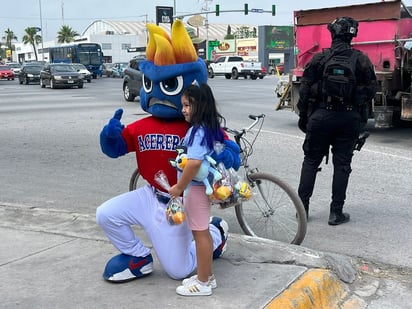 PCC festejó a los niños entregando dulces en  el Pape