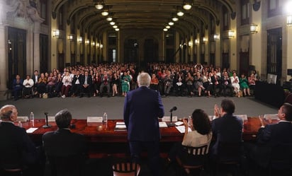 AMLO pide a legisladores de la 4T que no haya titubeos ni zigzagueos, durante reunión en Palacio Nacional