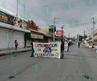 Obreros y ex trabajadores de AHMSA desfilan el Día del Trabajo