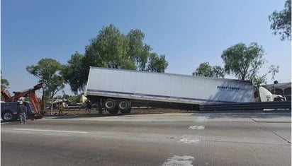 Tráiler se impacta contra muro de contención en la autopista México-Querétaro