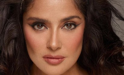 Salma Hayek posa con impactante vestido rojo en portada de revista