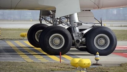 VIDEO: Se rompe tren de aterrizaje de un avión justo al despegar en Colombia