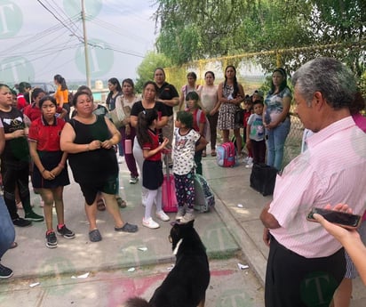 Madres cierran escuela por falta de energía e intensos calores