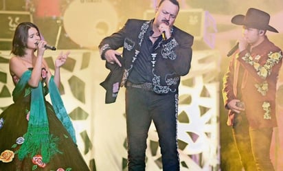 Pepe Aguilar revela si le gustaría que Ángela o Leonardo lo convirtieran en abuelo