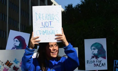 Más de 100 mil 'dreamers' podrán acceder a planes médicos tras nueva norma de Biden